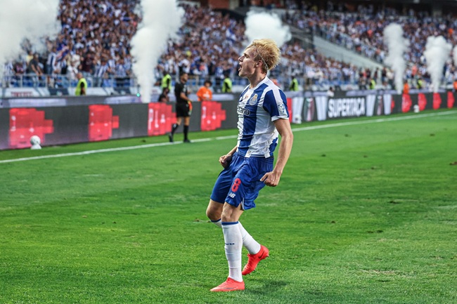 Victor Froholdt celebrates his match-winning goal (Photo: Arlindo Alves Homem ©)