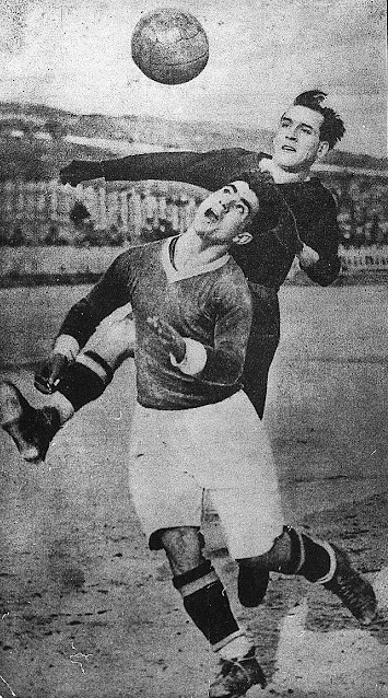 Carlos Alves, the grandfather of João Alves, playing with his famous black gloves (Image: memoriaazul.blogspot.com)