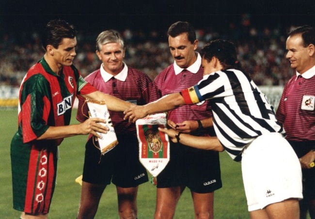 Marítimo captain Camacho Dantas exchanges pennants with his Juventus counterpart Roberto Baggio ahead of a UEFA Cup tie in 1994