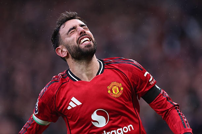 Goalscorer Bruno Fernandes says “the energy is different now” as Manchester United beat Spurs 2-0 to extend winning run [video]