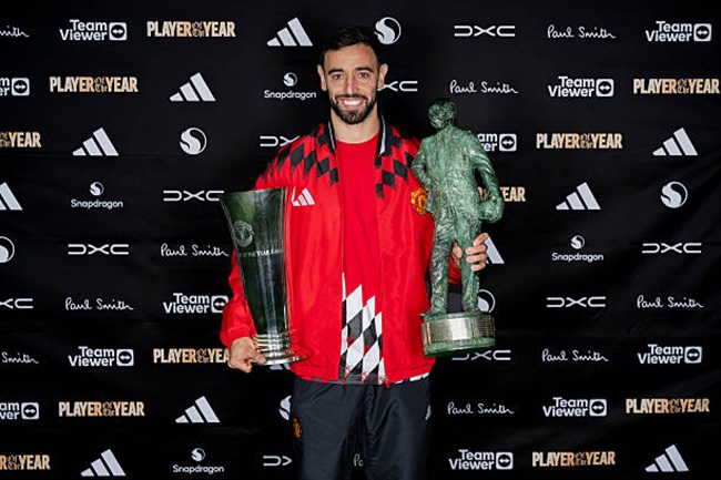 “It’s very special” - Bruno Fernandes receives record-breaking 5th Manchester United Player of the Year award 