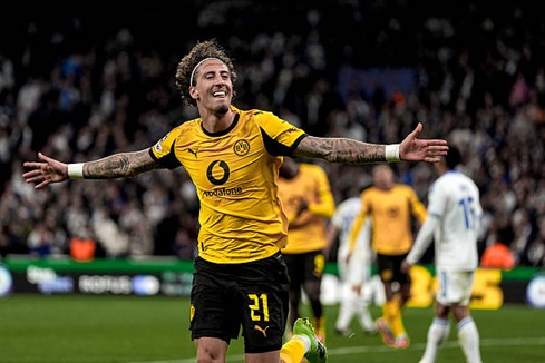 Fábio Silva thanks teammates after scoring first Dortmund goal in the Champions League