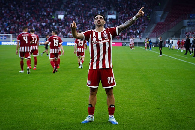 Portuguese Abroad goals round-up: Jota Silva scores first career hat-trick for Olympiacos; Varela continues to light up Serie A; Neves, Trincão brilliance in Saudi Arabia; Correia scores in Sevilla win; Braga helps Hearts to victory