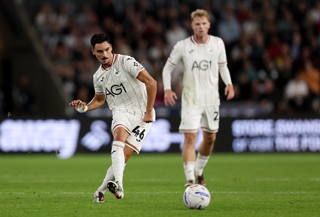 Stephen Eustáquio in action for Swansea against Wrexham (Photo: Ryan Hiscott/Getty Images)
