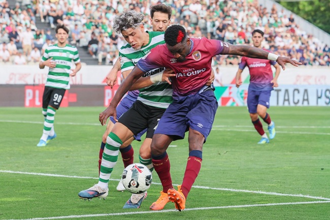 Sporting's Maxi Araúja and Torreense captain Stopira fight for the ball. The left-back would give away a penalty from which Stopira scored the winner (Photo: Arlindo Alves/PortuGOAL ©)