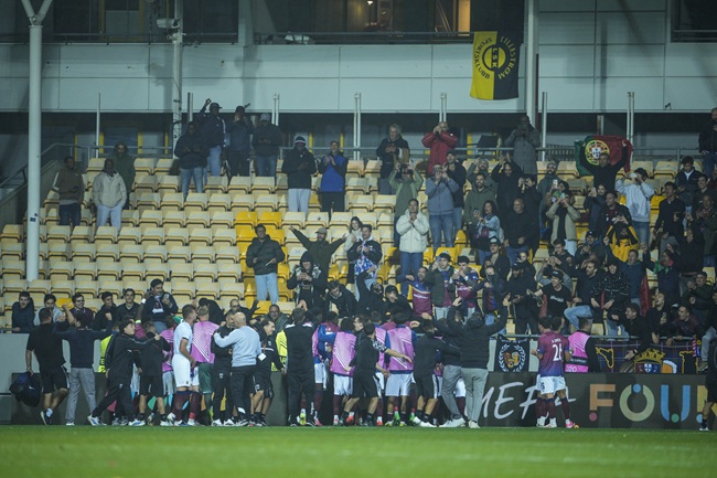 Torreenses players and staff celebrate with their fans after Europa League victory over Lillestrom (Photo: LUSA ©)