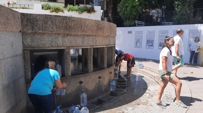 Filling up bottles at Fonte de São João (Image: Tom Kundert)