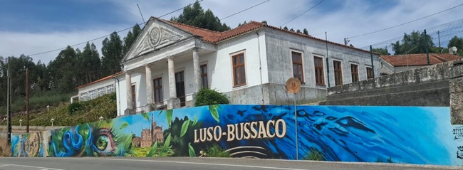 A colourful Luso-Bussaco mural on the road to Luso (Image: Tom Kundert)