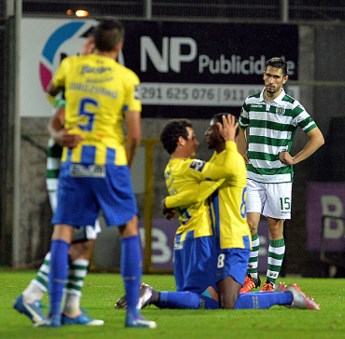 Porto go top as Sporting fall to shock defeat in Madeira
